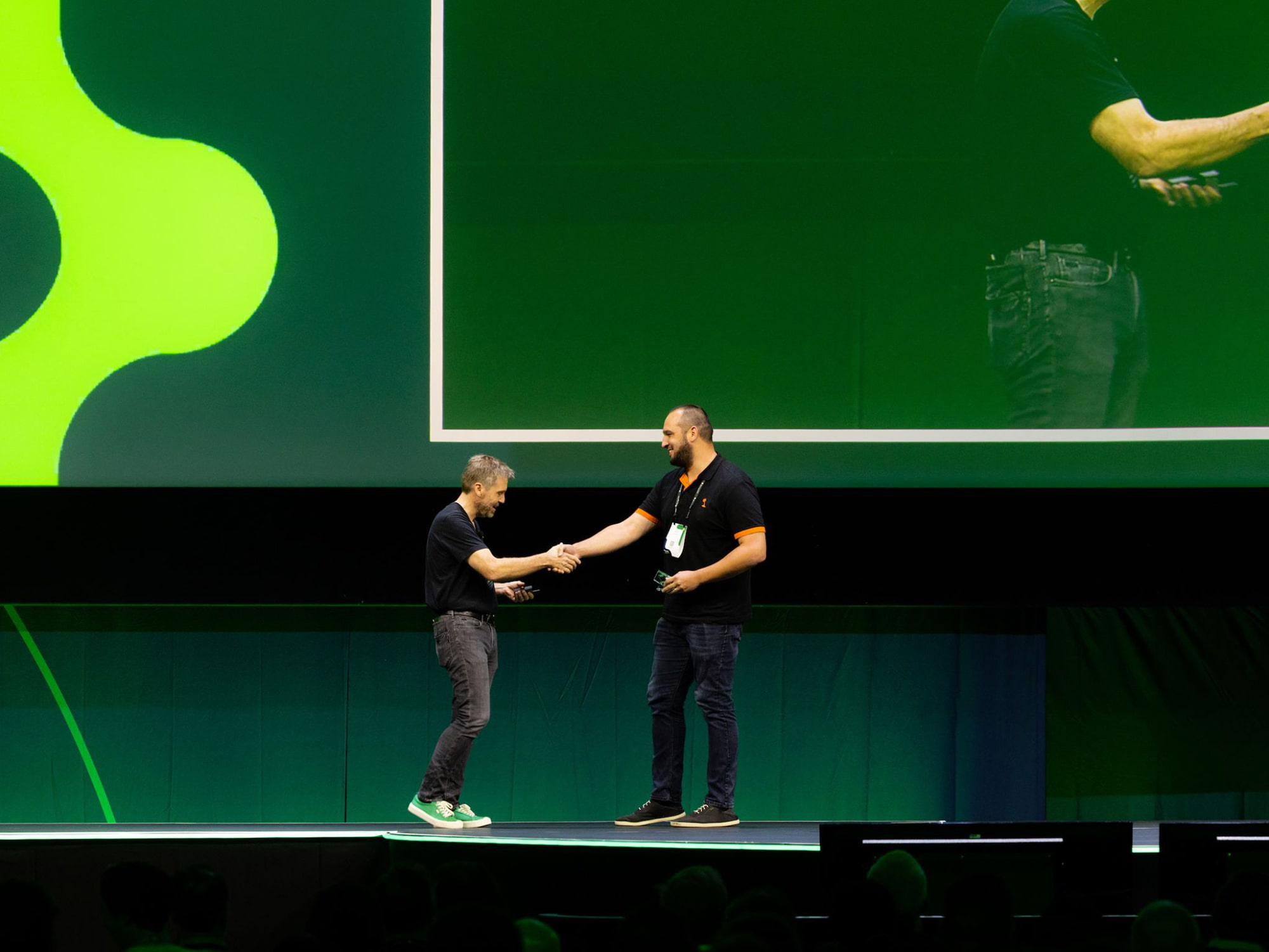 Acabei de sair do palco no MongoDB World, onde tive a honra de anunciar 15 vencedores do nono MongoDB Innovation Awards anual. O MongoDB Innovation Awards homenageia projetos e pessoas que sonham grande. Eles celebram o uso inovador de dados para construi
