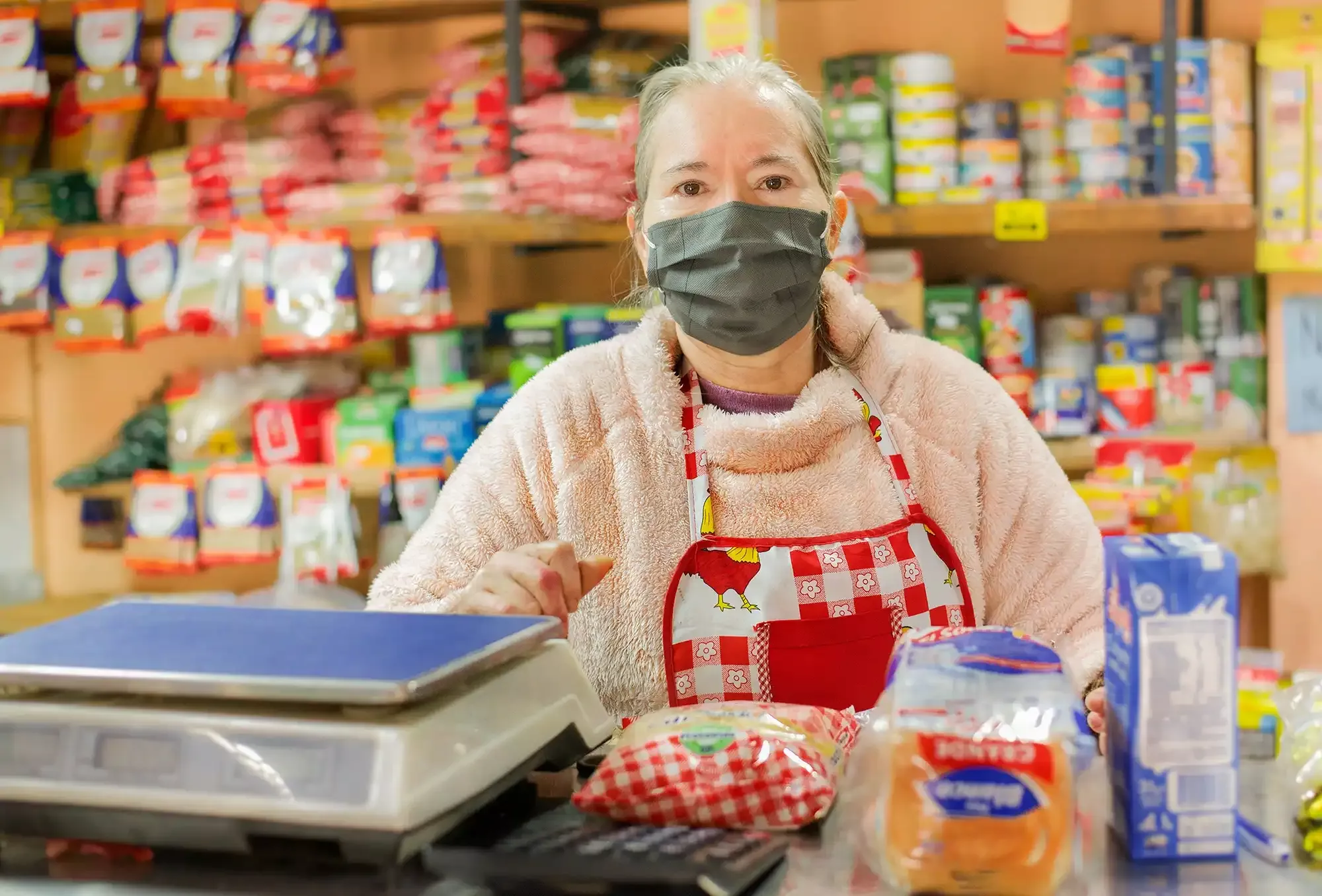 Imagem de uma senhora pesando alimentos Imagem de uma senhora pesando alimentos